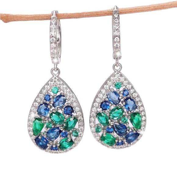 🎁 Blue & Green Crystal Teardrop Necklace - Picture 8 of 10